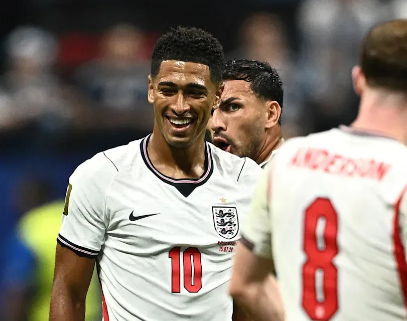 Bellingham reacts to Paredes following a challenge from the Argentina midfielder