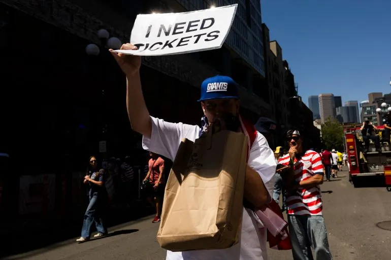 SEATTLE, WASHINGTON - JULY 06: A USA fan ask for tickets as he arrives at the stadium before the FIFA World Cup 2026 Round Of 16 match between USA and Belgium at Seattle Stadium on July 06, 2026 in Seattle, Washington. David Ramos/Getty Images/AFP (Photo by David Ramos / GETTY IMAGES NORTH AMERICA / Getty Images via AFP)